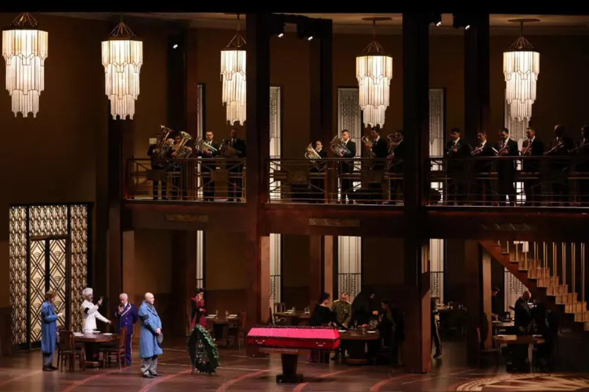 La Prima alla Scala tra applausi, assenze istituzionali e proteste in piazza - © Ansa