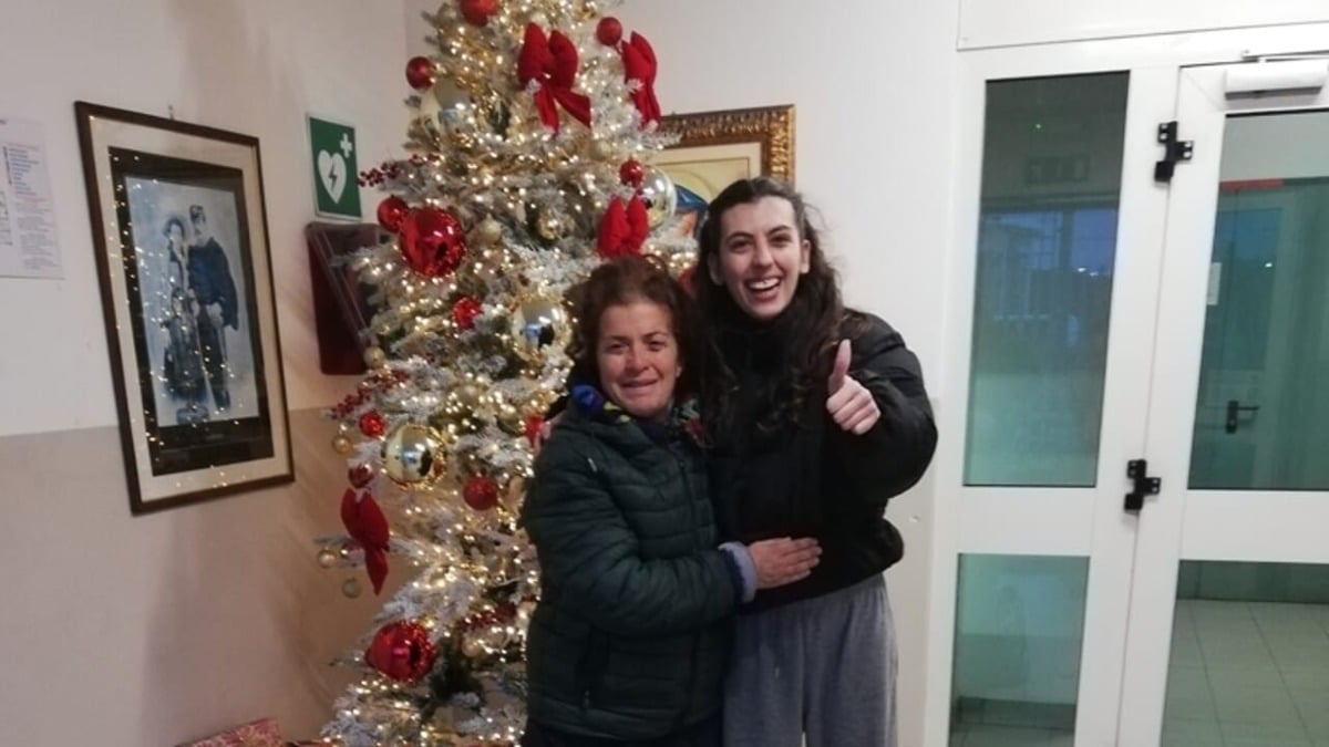 Professoressa ritrova borsa con contanti e documenti: la riconsegna in caserma. L'abbraccio inaspettato con la proprietaria disperata - L'incontro emozionante con la lavoratrice sarda