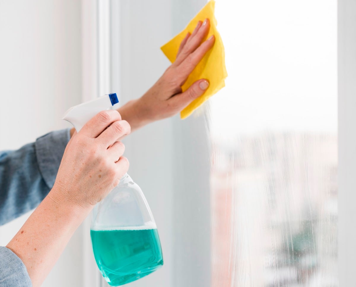 Infortunio a scuola: collaboratrice scolastica ferita da una finestra difettosa - Foto di repertorio