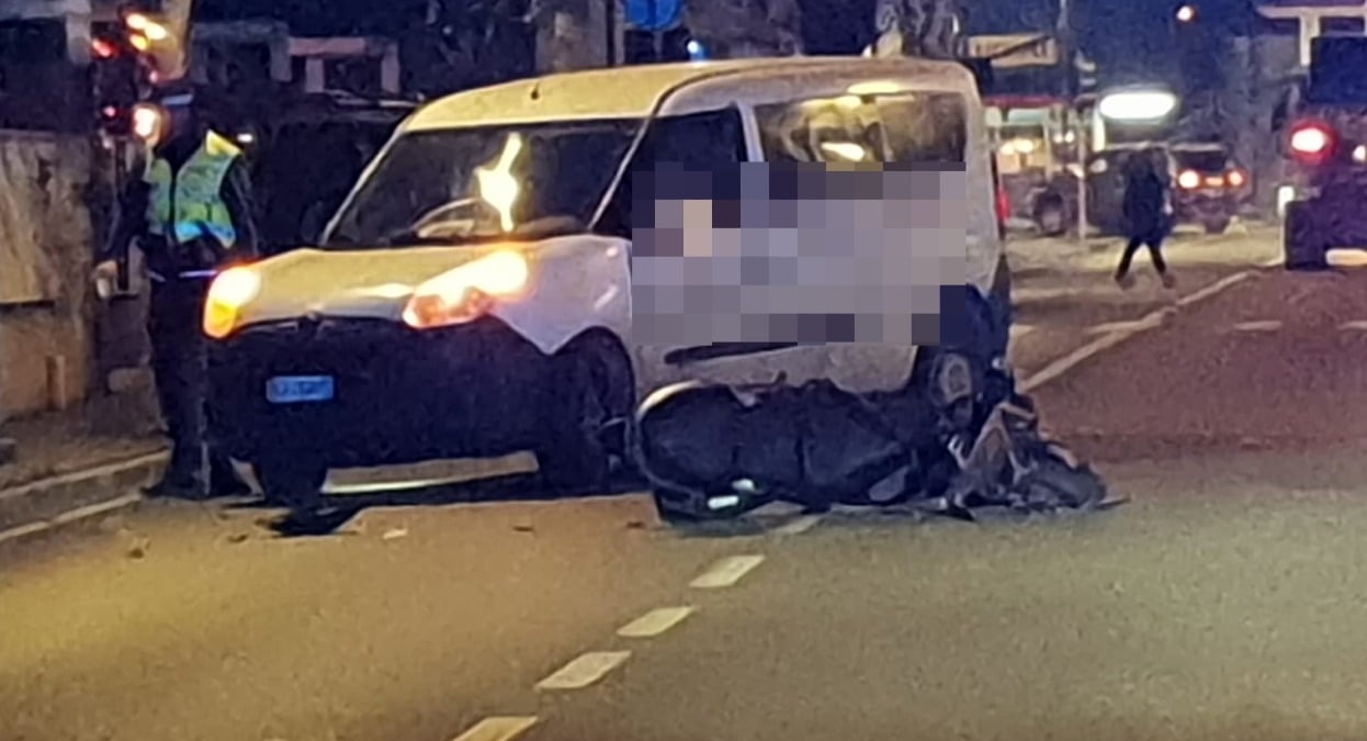 Riccione, scontro tra furgone e scooter in Viale Lodi: ferito un 20enne