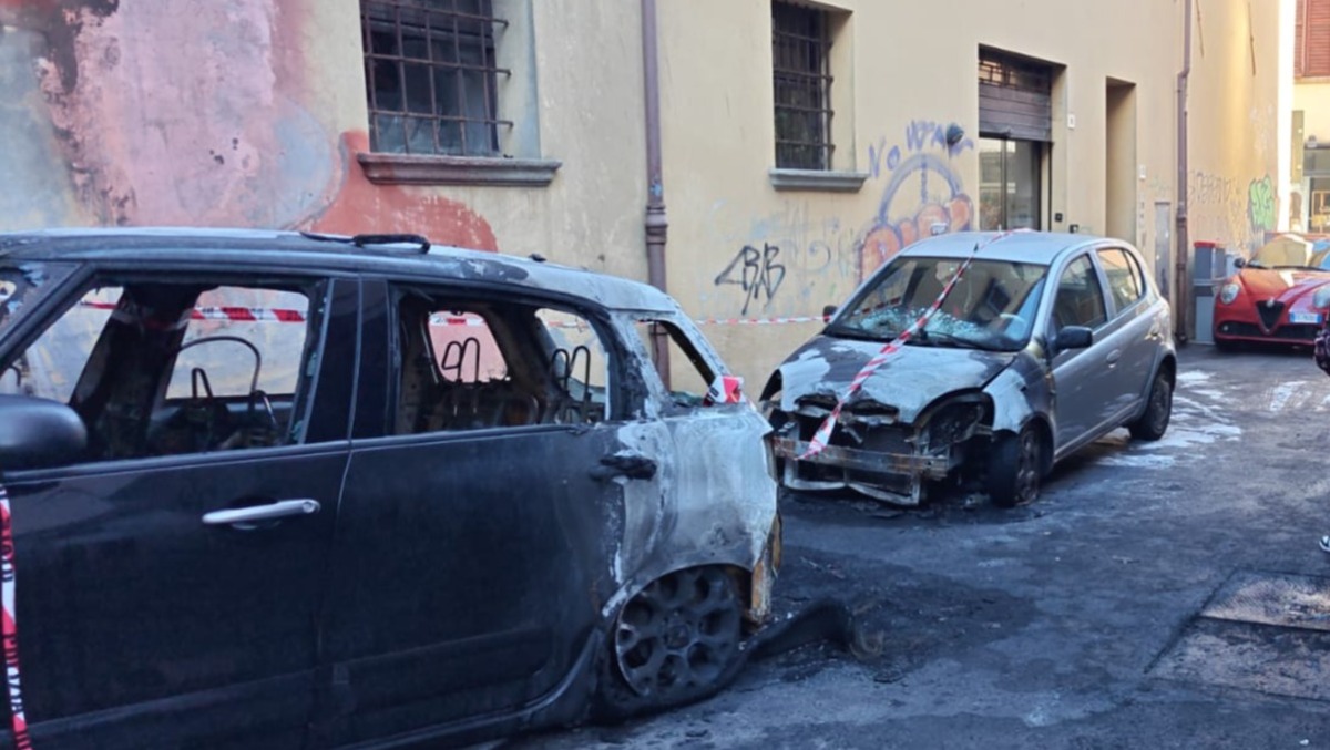 Incendio in centro a Rimini distrugge due auto - 