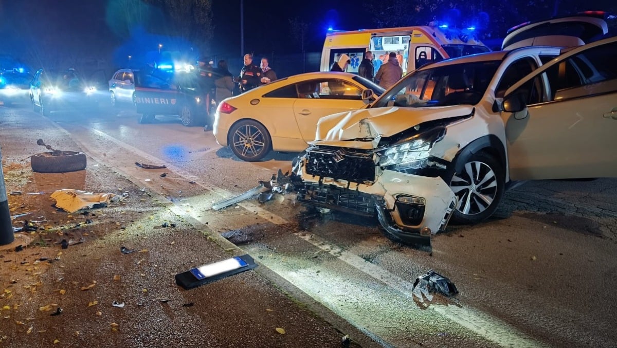 Folle fuga in auto a Rimini: speronata auto della Polizia Locale, tre agenti feriti - 