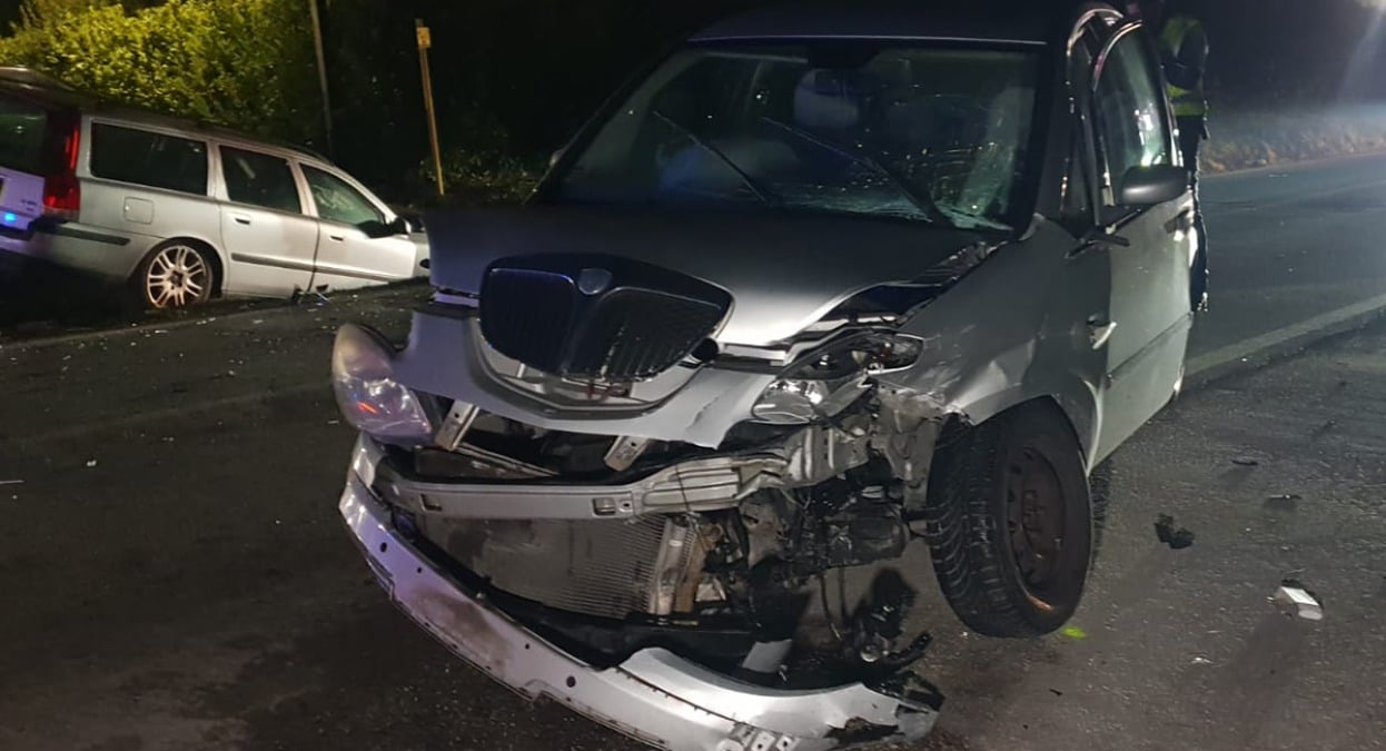 Rimini, scontro tra Lancia e Volvo sulla via Montescudo: conducenti feriti, disagi alla circolazione