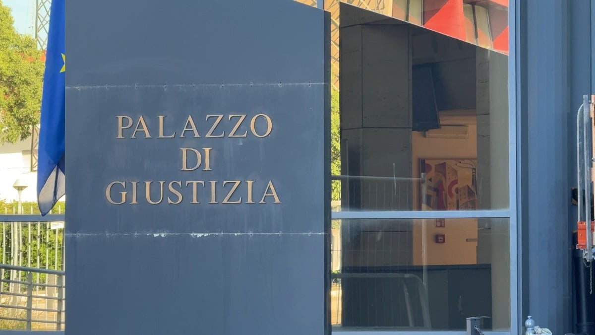 "Si è introdotto nella mia camera per violentarmi": a processo, chiesta condanna a 6 anni - Ingresso tribunale Rimini