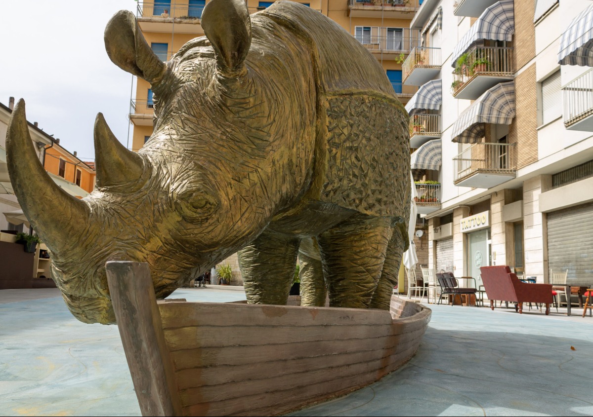Rimini, camion danneggia la statua del rinoceronte del Fellini Museum - 