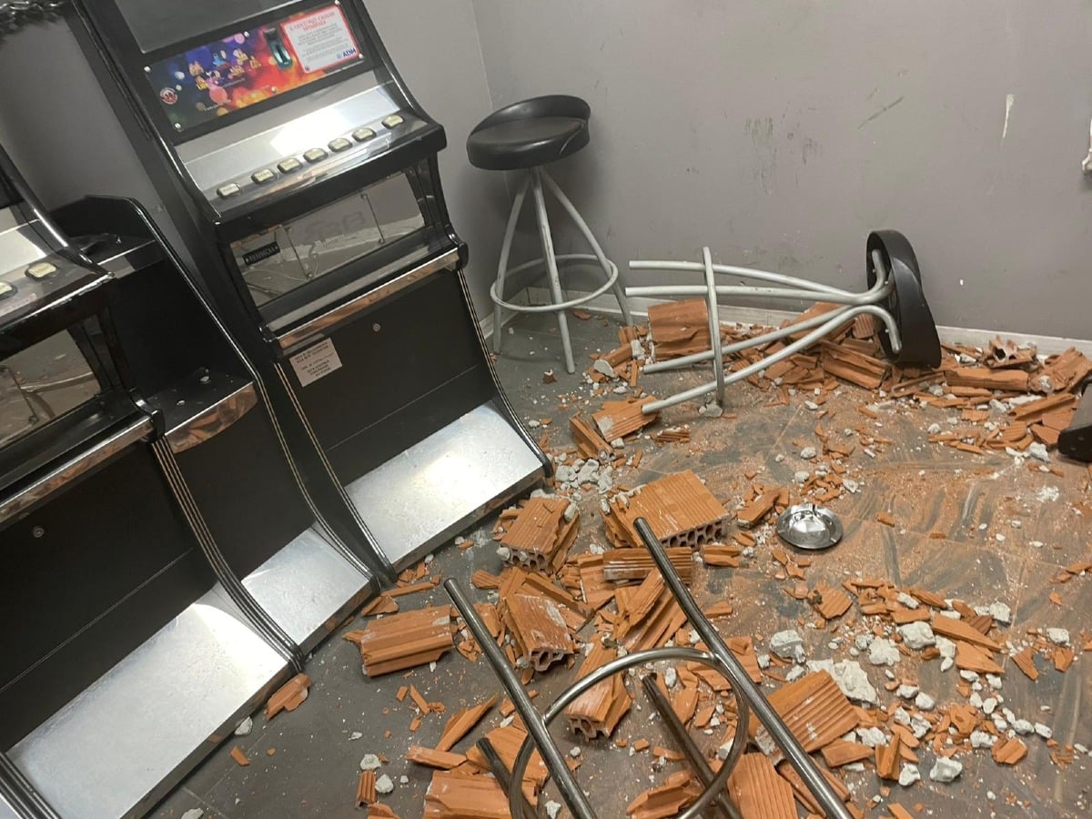 Bar Stramazzo di nuovo nel mirino: ladri sfondano il muro e fuggono con slot e sigarette - I ladri entrano con l'ascia e portano via una slot
