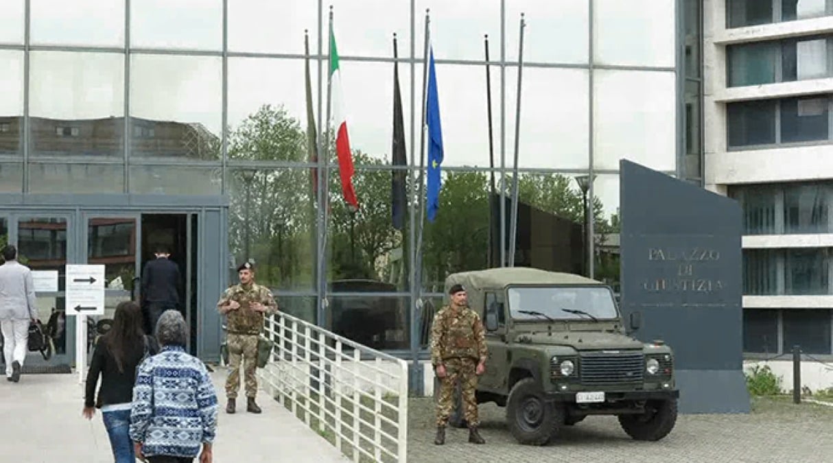 Rimini, lite coniugale nel parcheggio del Tribunale: intervengono le forze dell'ordine - L'ingresso del Tribunale di Rimini