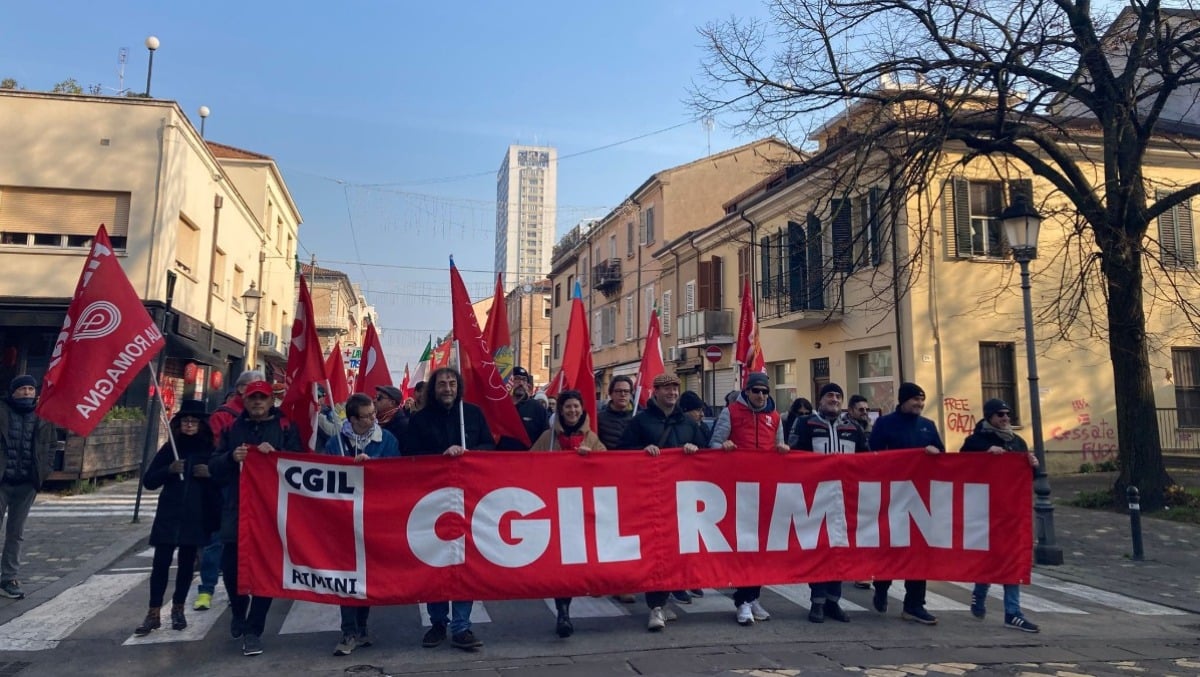 Sciopero contro la finanziaria del governo Meloni: anche a Rimini il corteo della Cgil - 