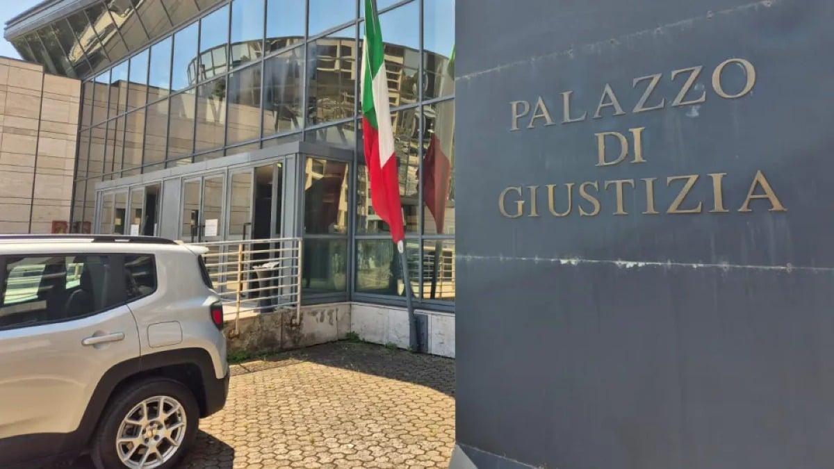 Rimini: la scaraventa a terra durante un litigio per un aspirapolvere. 50enne a processo per lesioni - 