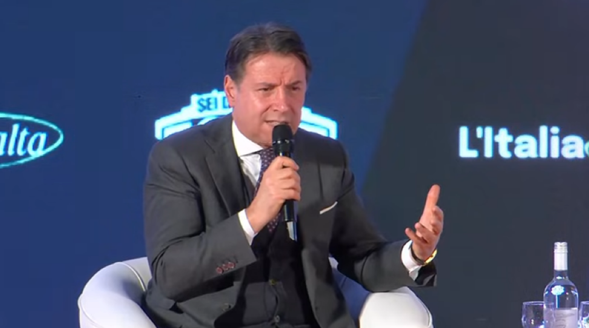 Conte ad Atreju: "La sedia vuota è quella di Meloni" - 