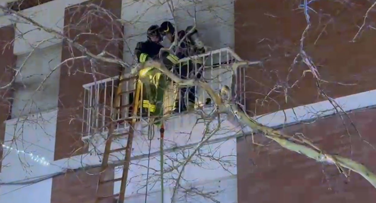 Incendio in un appartamento a Bellaria: salvati due uccellini domestici rimasti dentro - I vigili del fuoco in azione