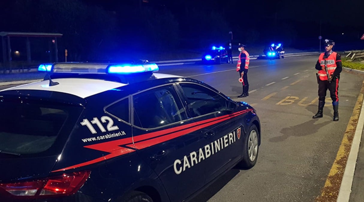 Fuga folle all'alba: 65 km di inseguimento tra Rimini e Cesena, finisce contro un palo - 