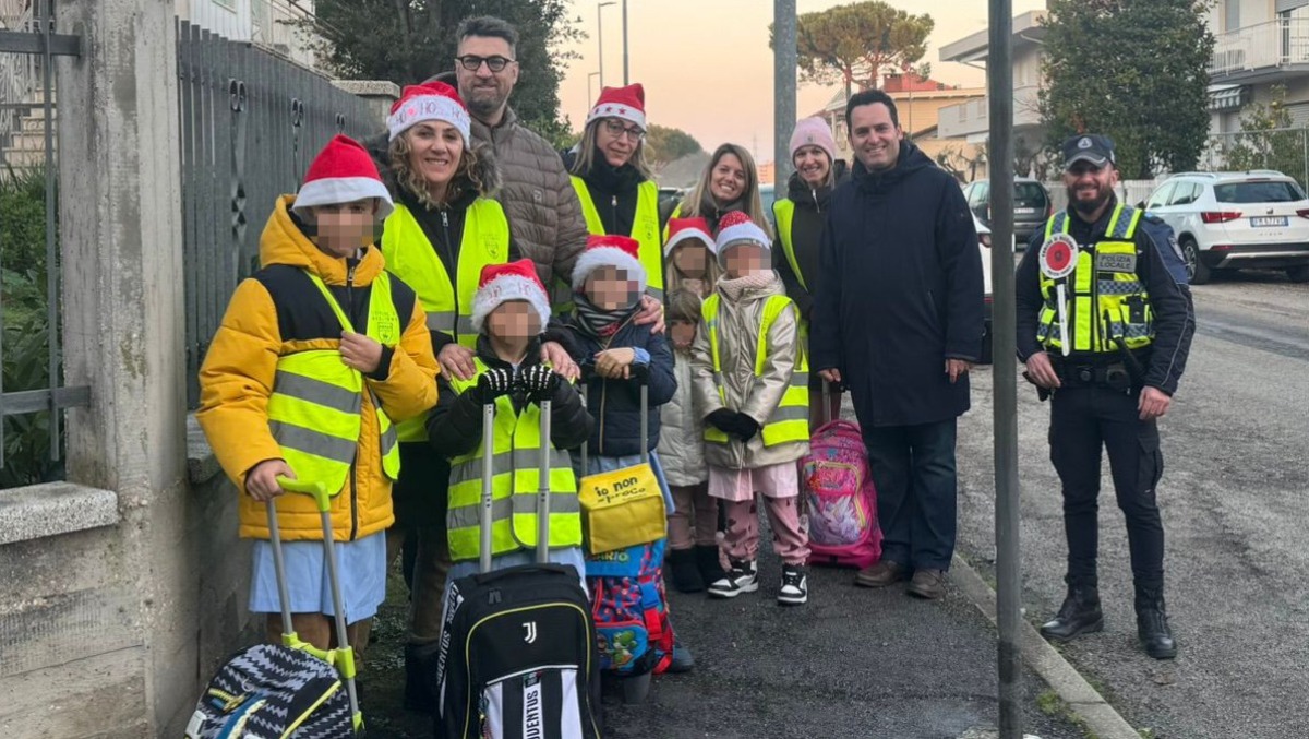 Riccione, a scuola con il Pedibus e con il berretto di Babbo Natale - 