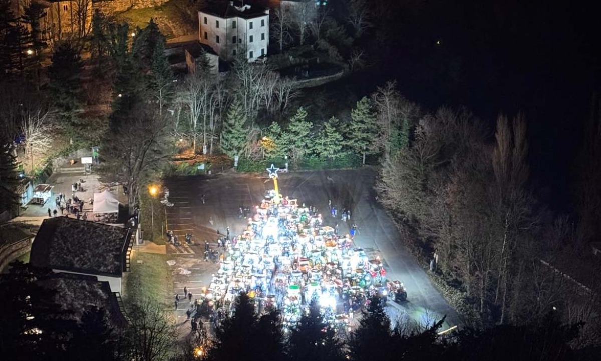 Trattori e luci, a San Leo prende vita il più grande albero di Natale della Valmarecchia - 