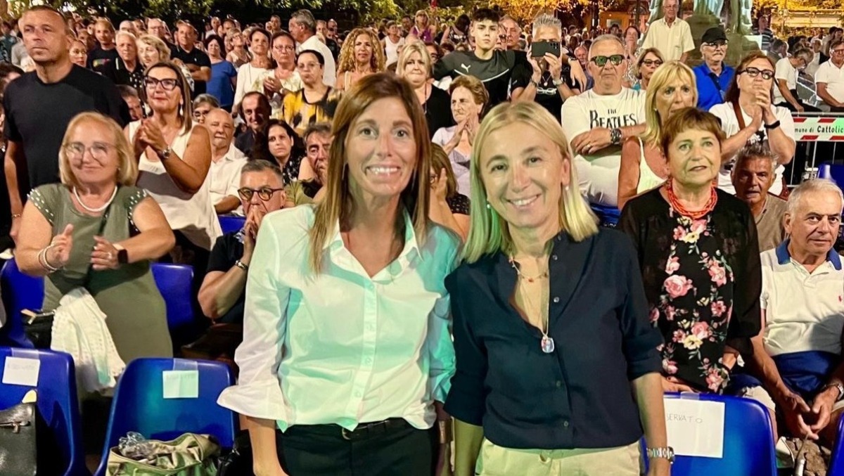 Turismo, sindaca di Cattolica soddisfatta: "I numeri premiano il lavoro che facciamo per la promozione" - L'assessora Bartolucci e la sindaca Foronchi