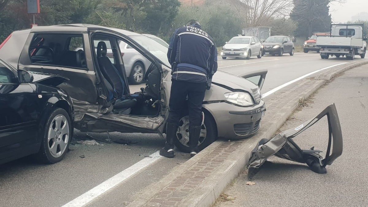 Auto sbanda e si schianta contro un'Audi: quattro persone all'Infermi - Il luogo dell'incidente