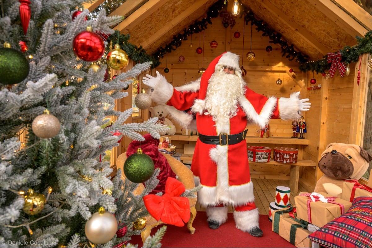 Babbo Natale invade i quartieri di Riccione per un Natale di festa e solidarietà - Ph Casalboni