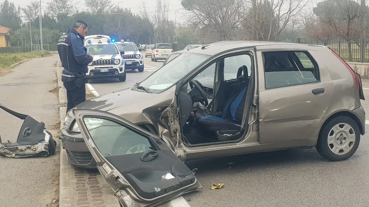 Asfalto "killer" con pioggerellina o umidità: "Via Coriano pericolosa, troppi incidenti" - www.altarimini.it RIPRODUZIONE RISERVATA