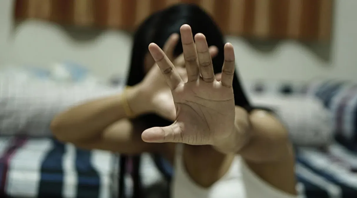 Ragazzina chiede aiuto alla scuola: "Mio padre mi ha molestato" - 