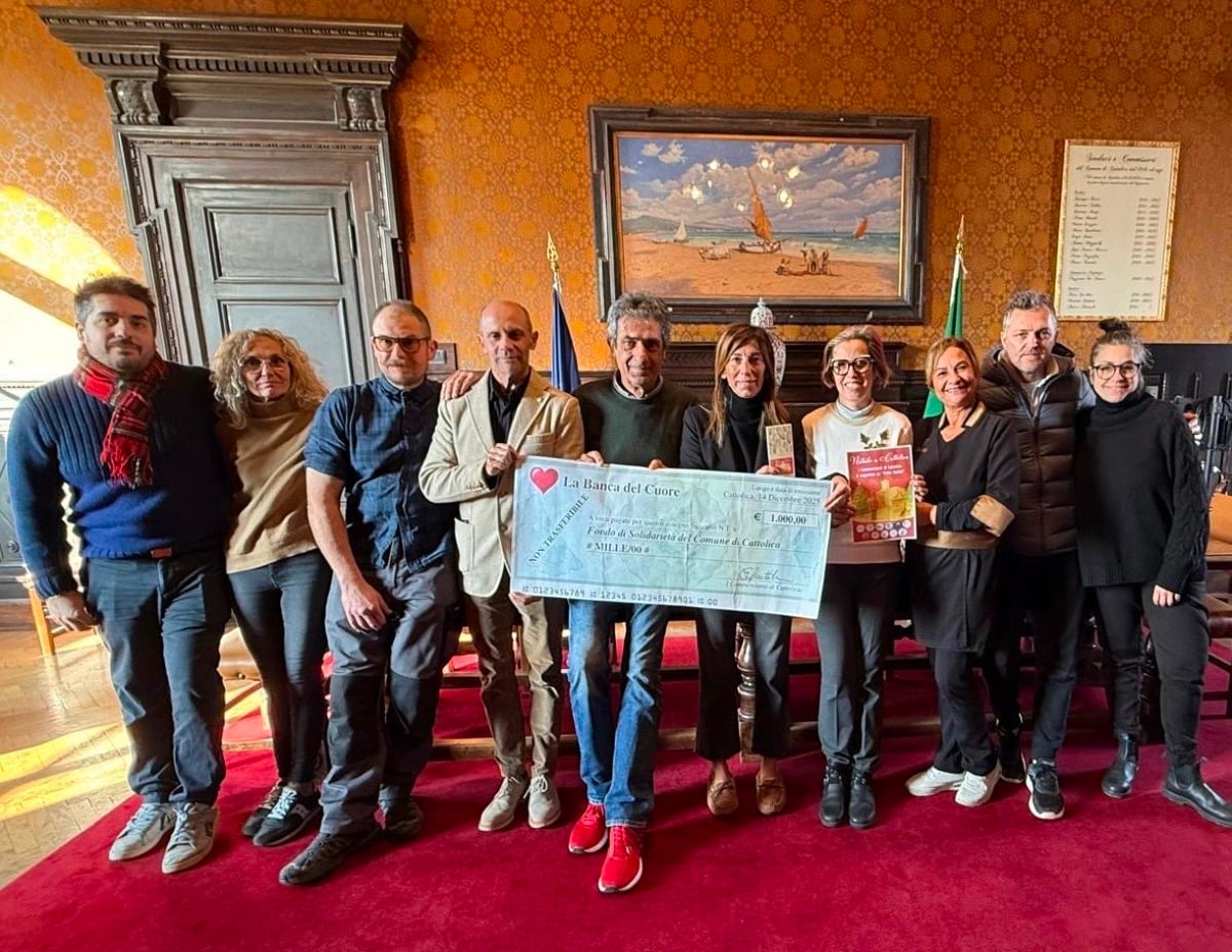 Cattolica, commercianti scelgono la solidarietà: 1000 euro ai poveri e doni agli anziani della casa di riposo - 
