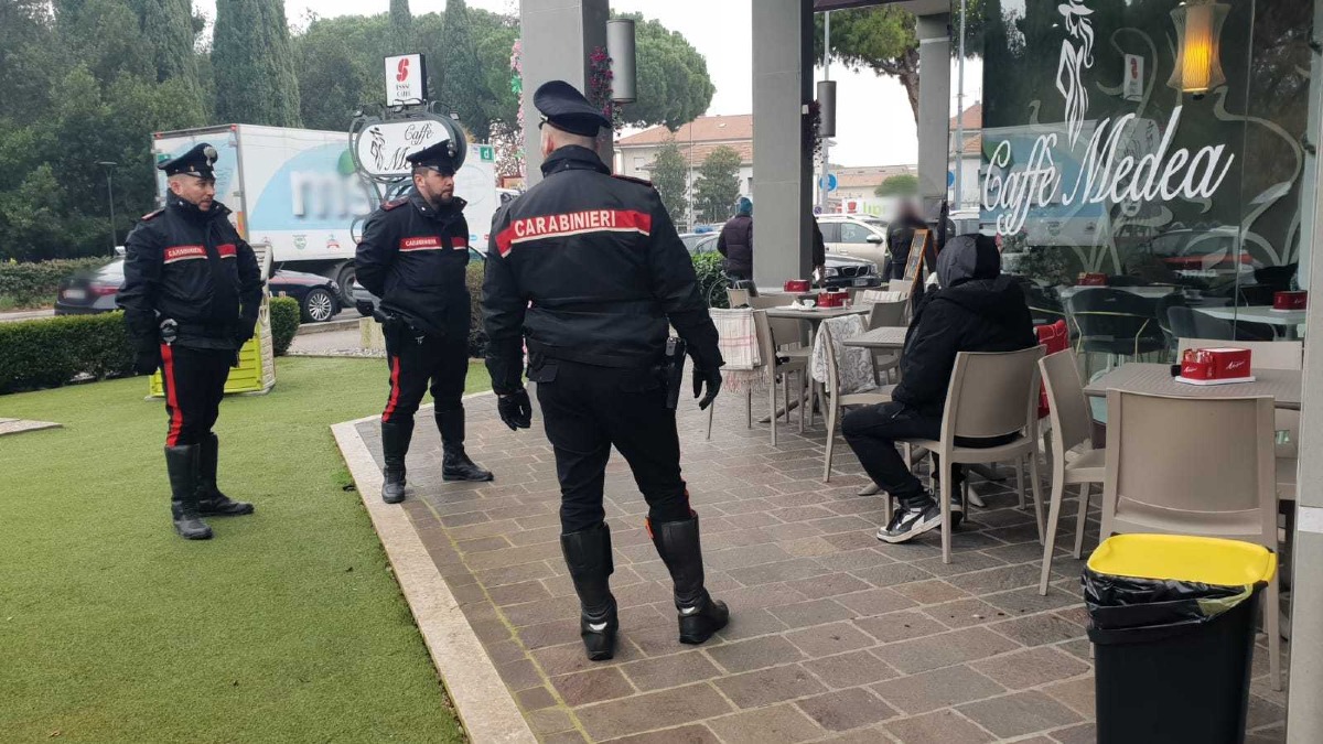 Aggressione choc in un bar di Riccione: barista sfregiato con due rasoi - 
