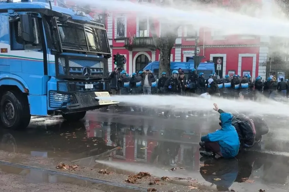 Idranti a Torino per disperdere il presidio davanti ad Askatasuna - © Ansa