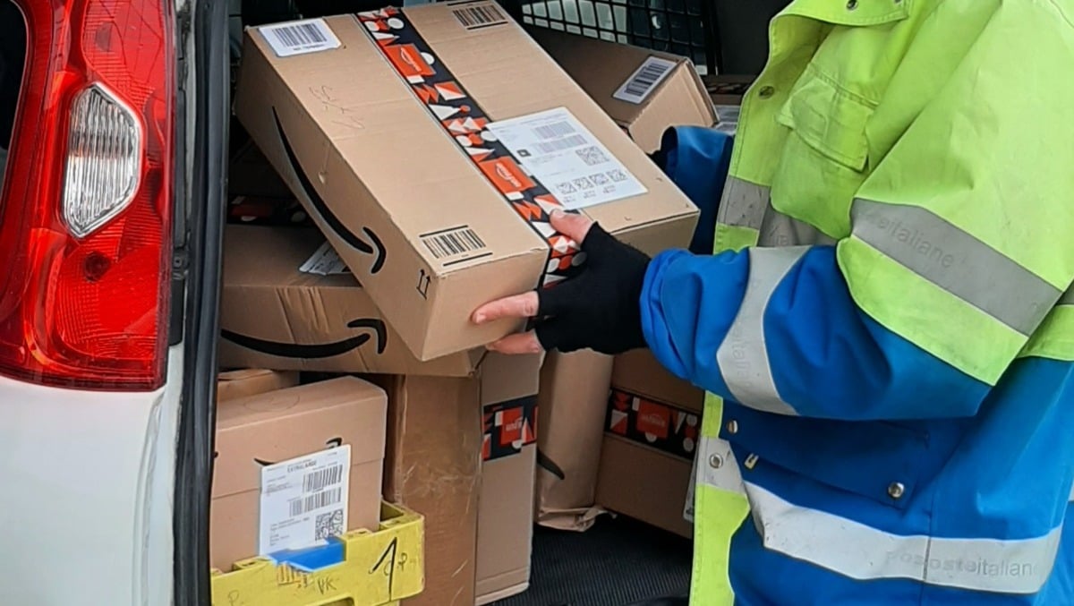 Rimini: è boom pacchi nel periodo natalizio, +14% rispetto a un anno fa - Postino, consegna pacchi ARCHIVIO