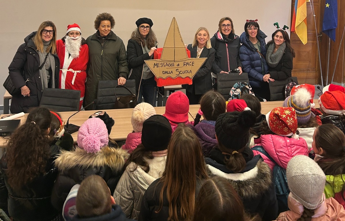 I bambini di Cattolica affidano alla sindaca messaggi di pace: "Li porterò al presidente Mattarella" - 