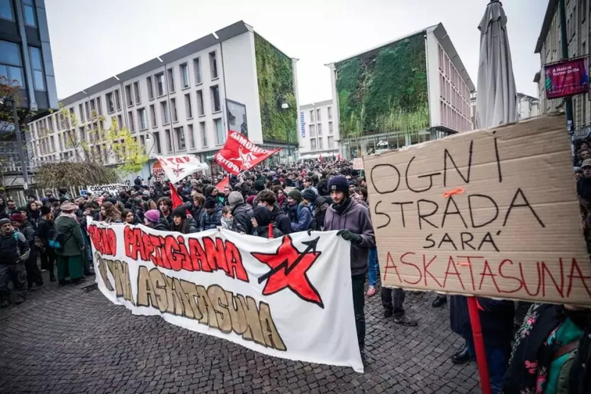 Torino blindata per il corteo di Askatasuna dopo lo sgombero dello storico centro sociale - © Ansa