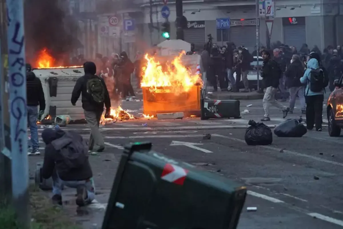 Guerriglia urbana a Torino durante il corteo di Askatasuna - © Ansa