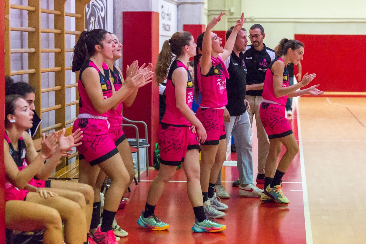 Basket B femminile, la Ren-Auto cala il poker (52-74) - La Ren-Auto esulta