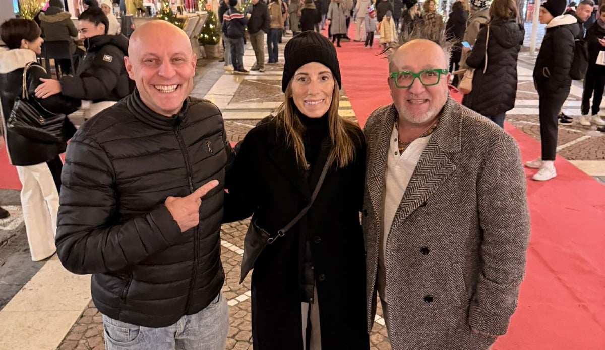 Max Cavallari tra selfie e sorrisi al Bosco di Luce di Cattolica - 