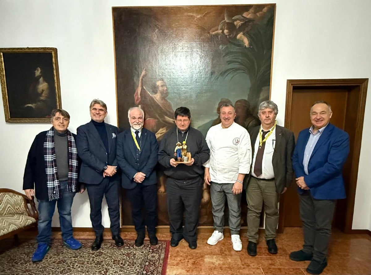 Natale 2025, Coldiretti e Confartigianato donano al Vescovo la statuina simbolo del lavoro - 