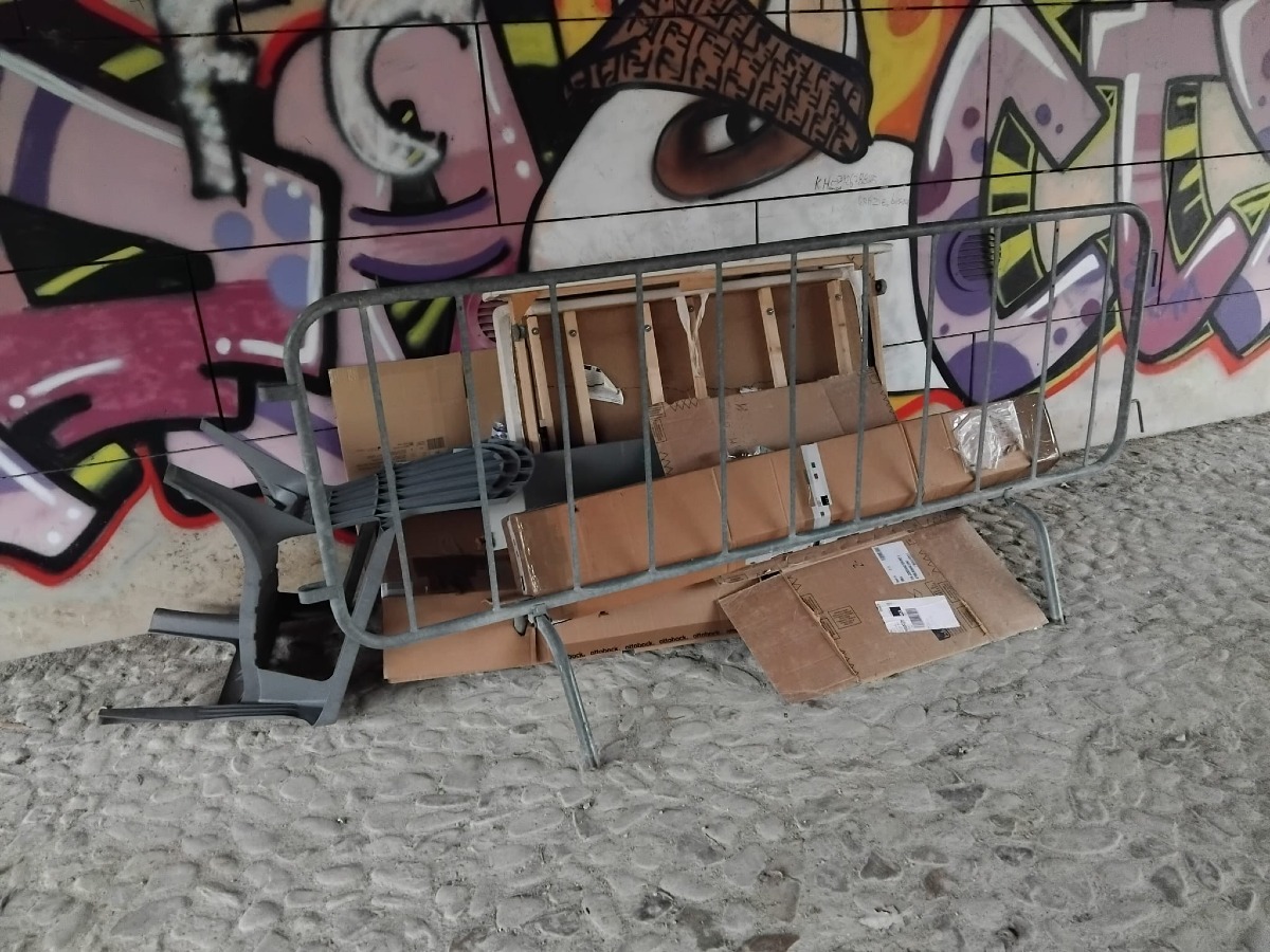 Rimini, segnalazione di una cittadina: oggetti abbandonati sotto il ponte di via della Fiera - 