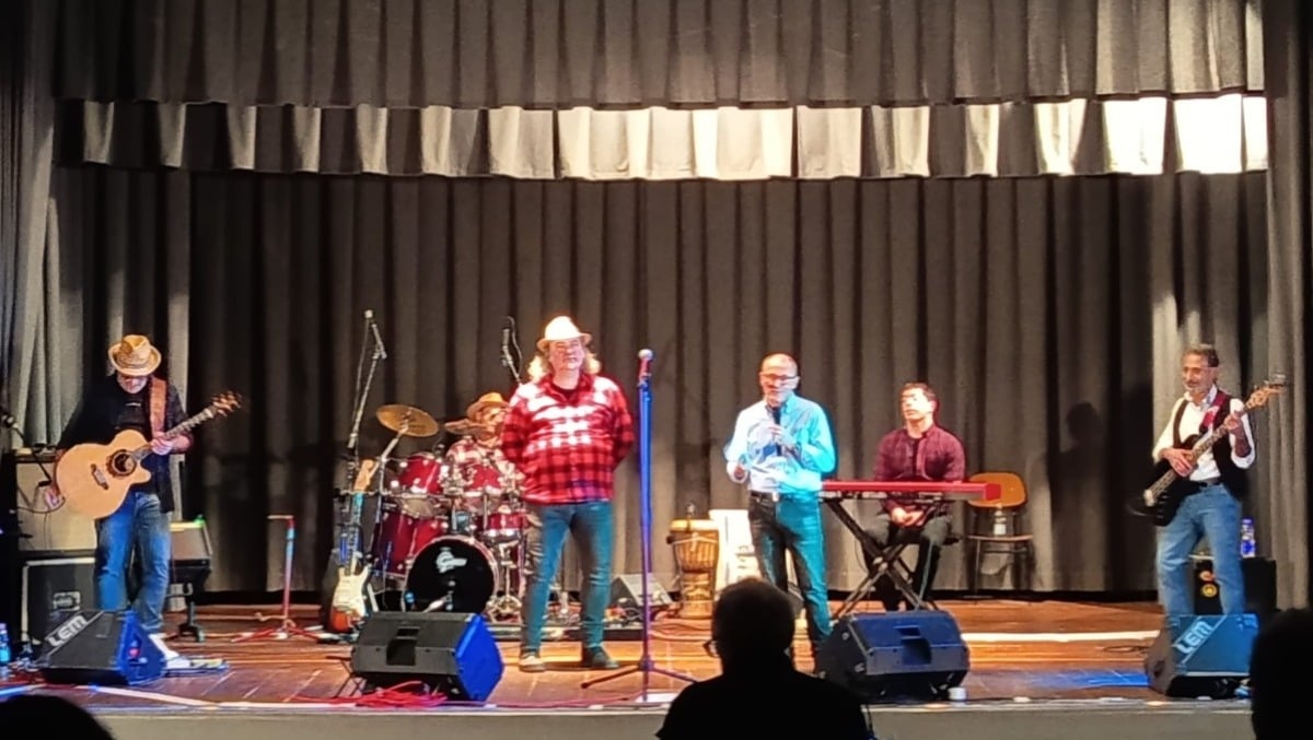 Novafeltria, il concerto benefico per Giorgio è stato un successo: raccolti oltre 2000 euro - I Cugini dei Cugini di Campagna sul palco con Federico Nanni