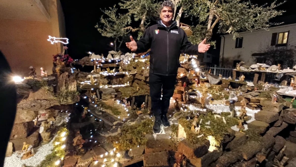 Non è Natale senza il presepe del Bagnino d'Italia: "Tramandiamo questa tradizione a figli e nipoti" - Gabriele Pagliarani e il suo presepe