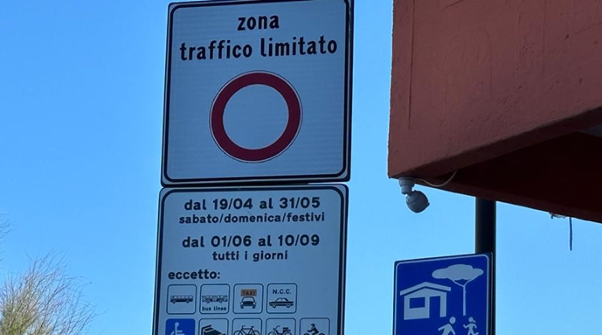 Rimini, 200 sanzioni Ztl in due anni: azienda di logistica costretta a rateizzare 34mila euro - Uno dei varchi di accesso della Ztl di Rimini nord