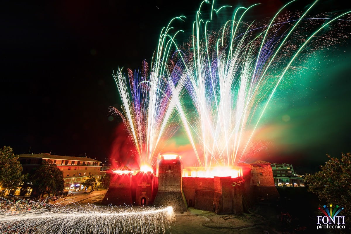 Capodanno 2026, fuochi d’artificio e colonne sonore: il programma degli show a Rimini e Riccione - © Fonti