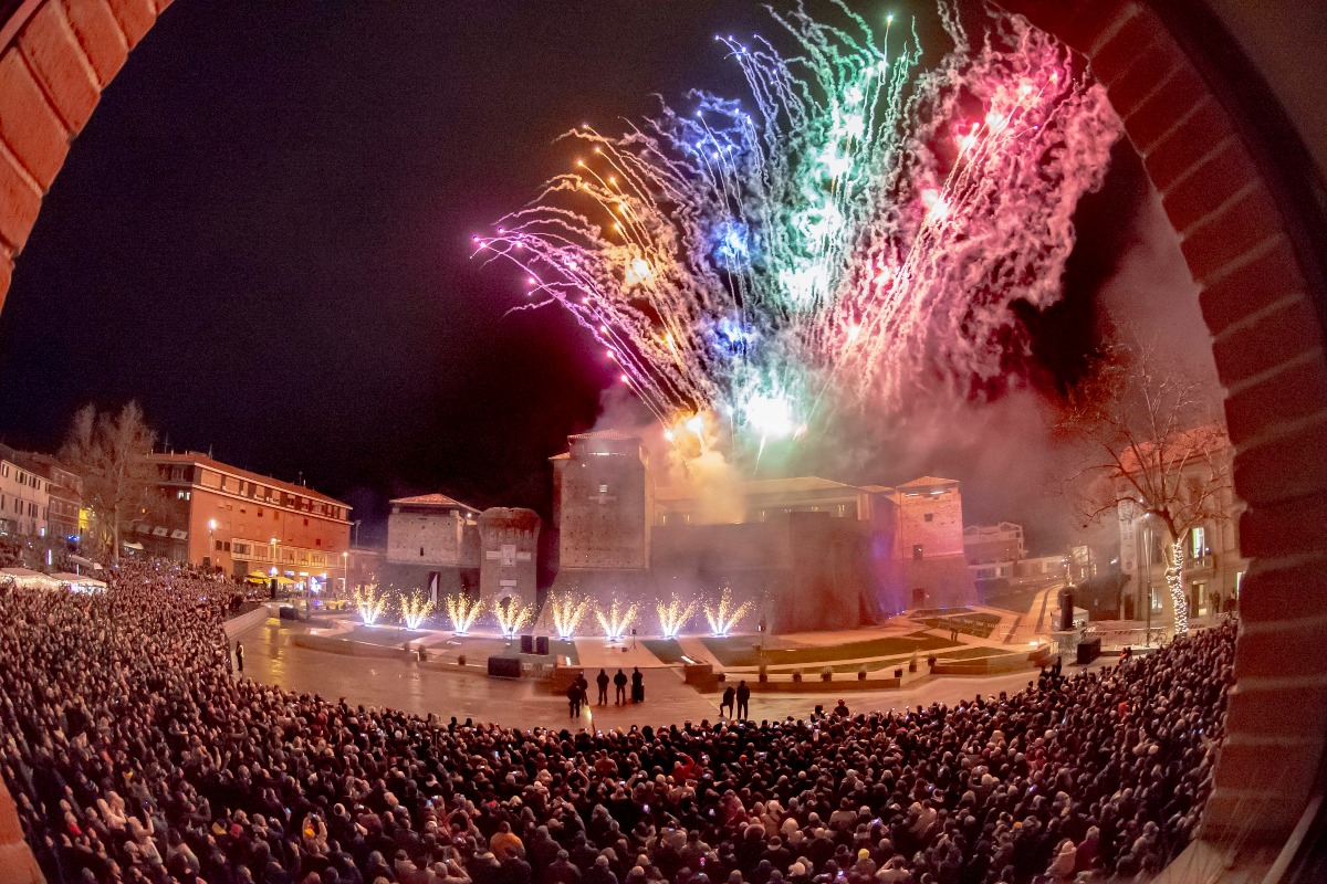 La magia del Capodanno riminese illumina la città tra arte, liscio e grandi concerti - 