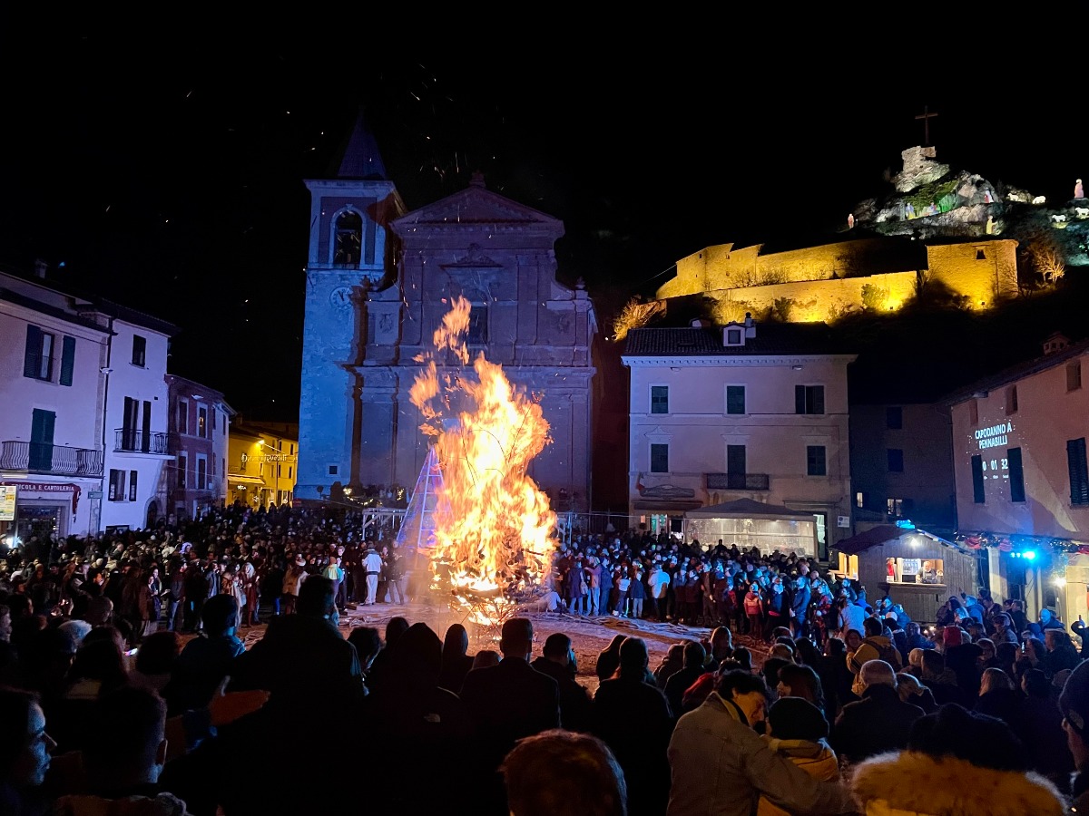 Il calore del grande braciere e il bacio della Buona Sorte: il magico Capodanno di Pennabilli - La grande festa di Pennabilli