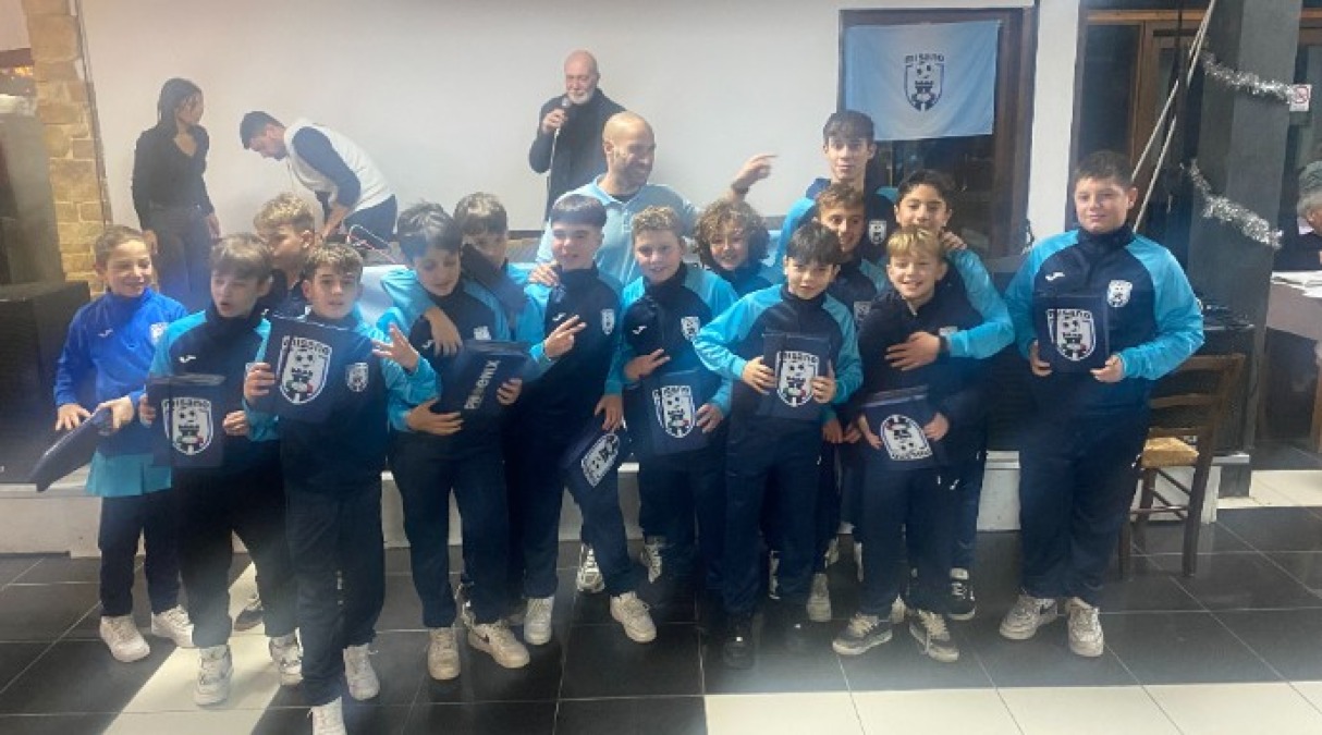 Calcio, Misano: Simoncelli leader in campo e tecnico dei baby: 'Vi spiego il mio futuro' - Daniele Simoncelli assieme ad alcuni suoi ragazzi della squadra 2014