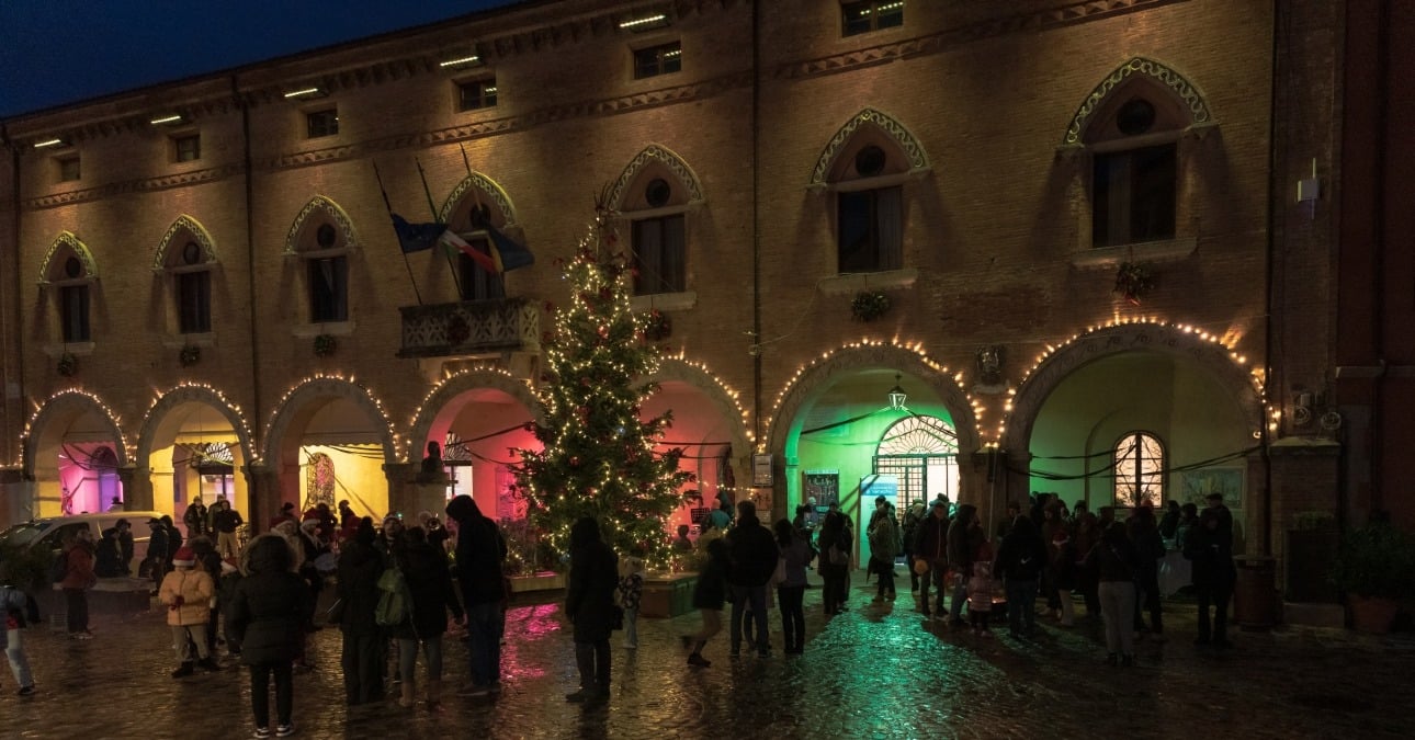 Verucchio, Capodanno ma non solo: tutti gli eventi fino all'Epifania - Albero di Natale in piazza a Villa Verucchio