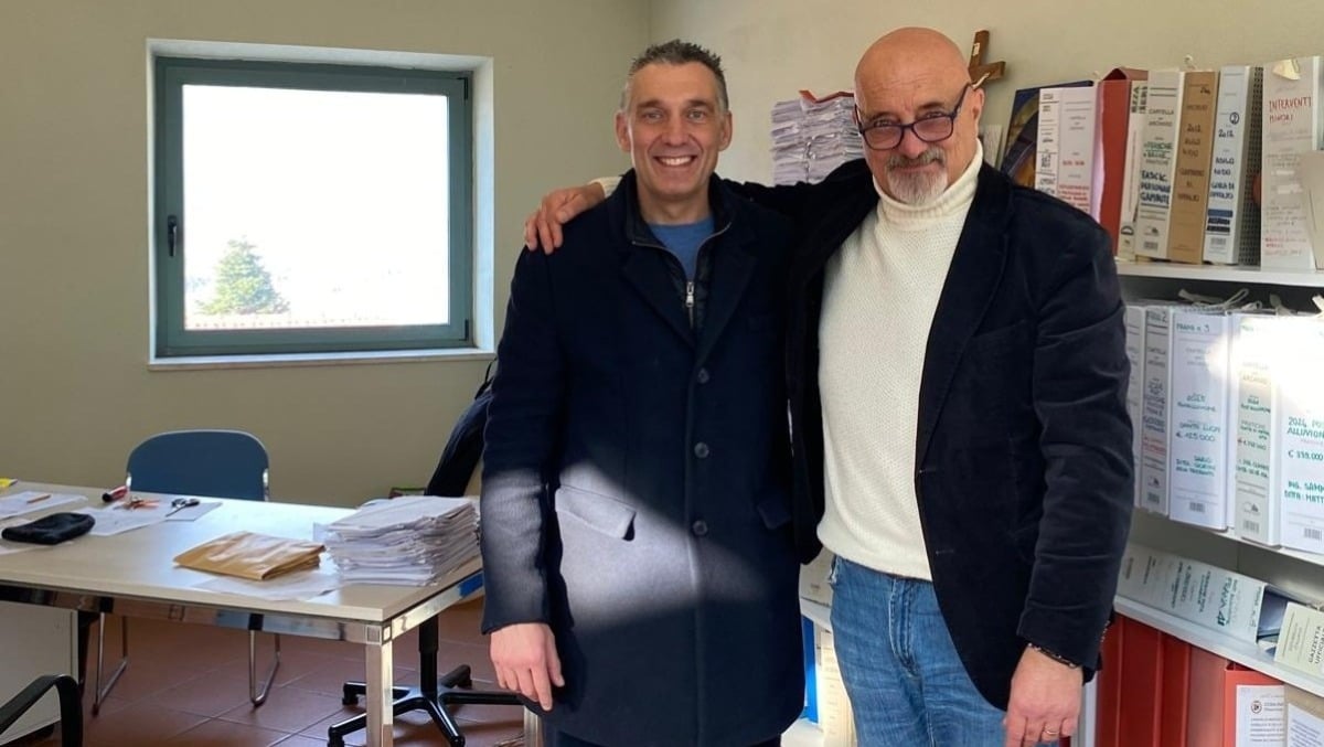 Pierdomenico Gambuti, lo storico geometra del Comune di San Leo va in pensione - Il sindaco Leonardo Bindi con Pierdomenico Gambuti