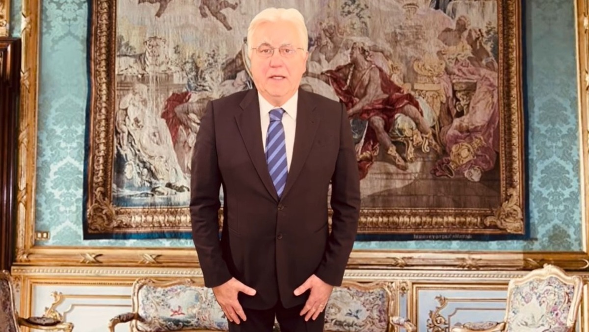 Gli auguri di Carlo Frisi con l'imitazione di Mattarella: "2026? Speriamo nel ritorno del Bagaglino" - Carlo Frisi nei panni del presidente Mattarella