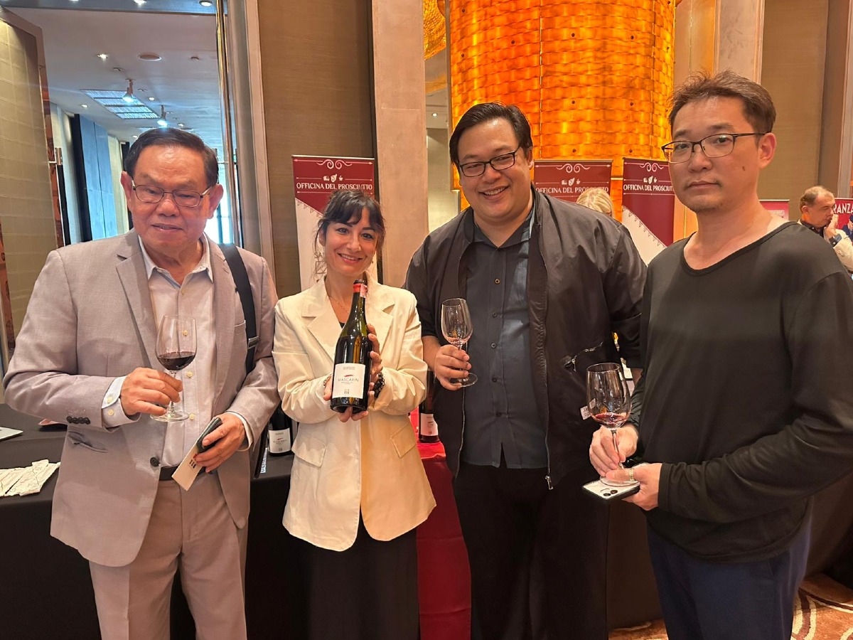 Al centro Laura Serofili