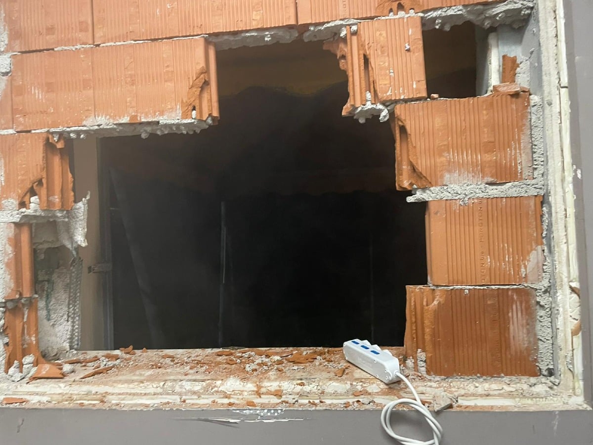 Sfondato il muro appena riparato