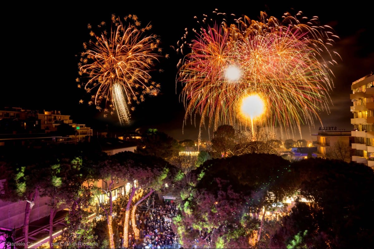 Riccione, il 2026 è arrivato con la "Discoteca Romantica": una folla balla sotto le stelle - PH Casalboni