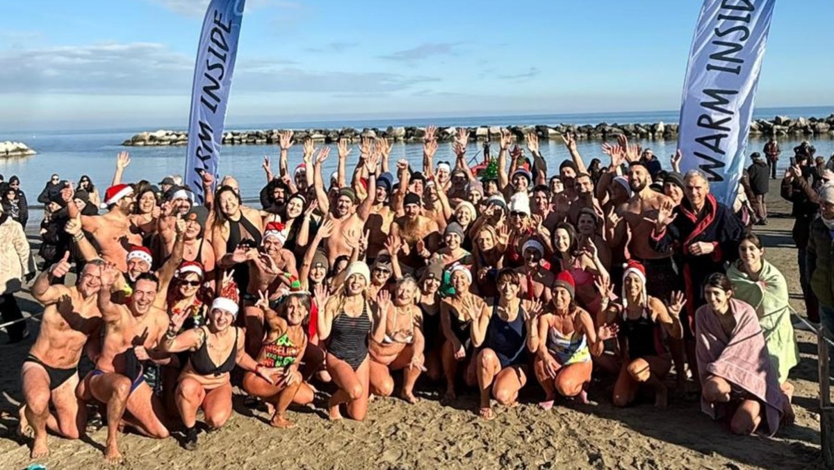 Anche a Torre Pedrera "sfida" a influenza e freddo: tutti in mare per il bagno del 1° gennaio - I partecipanti al bagno 2026