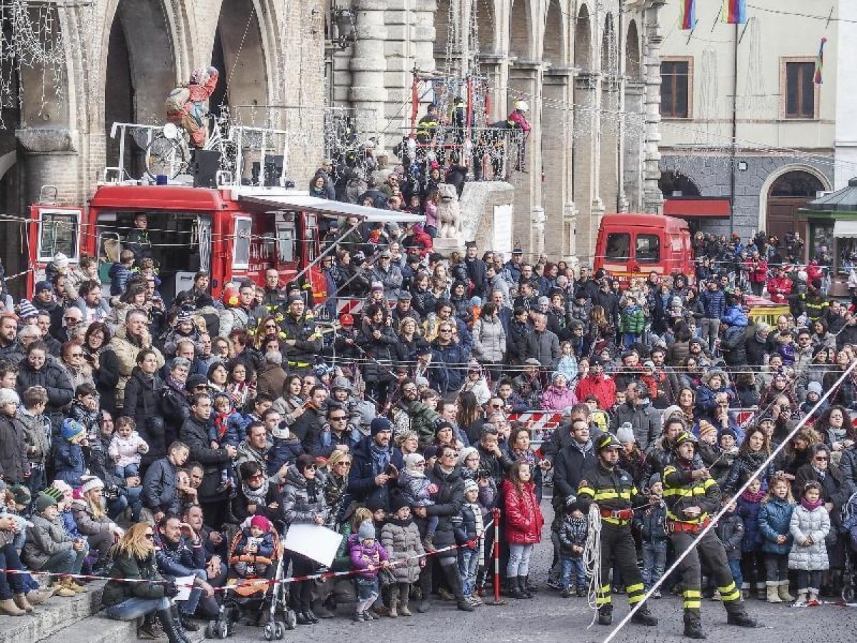 Befana con i Vigili del Fuoco: a Rimini i bambini diventano pompieri per un giorno - 