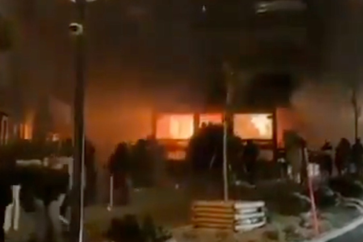 Crans-Montana, svizzeri i primi quattro morti dell’incendio. Al Niguarda arriva l’ultima ferita italiana: è una 15enne - 